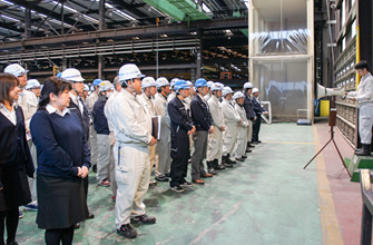 工場での朝礼の様子。