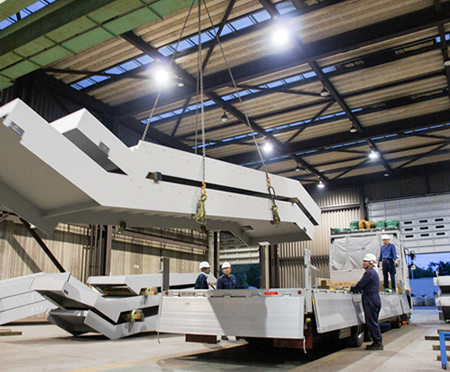 出荷中の製品。運搬するのはグループ会社のヨコモリ運輸です。